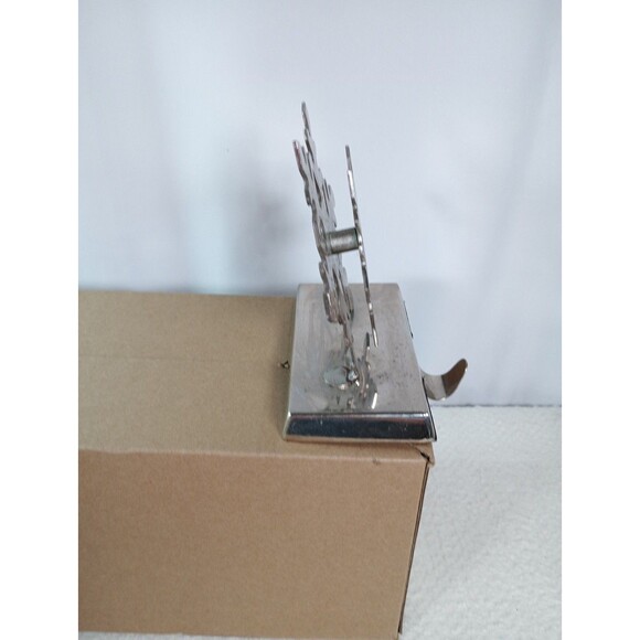 Pair of Silver Snowflake Stocking Holders – Mantelpiece Christmas Decor – Metal - Picture 10 of 13